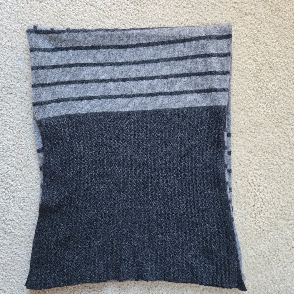 Qi Cashmere Scarf Grey Black - Picture 7 of 7